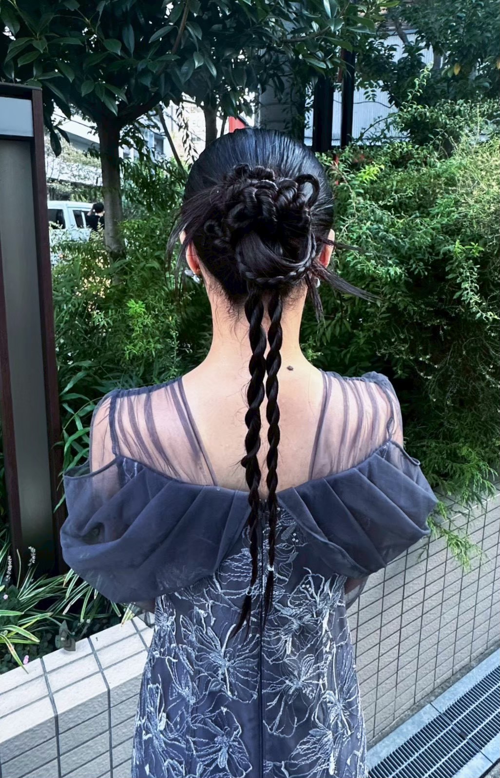 ねじり編みを垂らしたアップスタイル｜écla のヘアセット