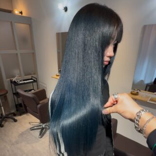 縮毛矯正で毎日のスタイリングも楽々 髪の内部構造を整えて、 …